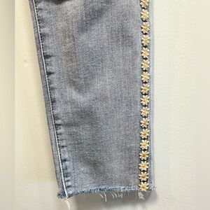 Driftwood Jackie High Rise Daisy embroidered light wash jeans, size 29